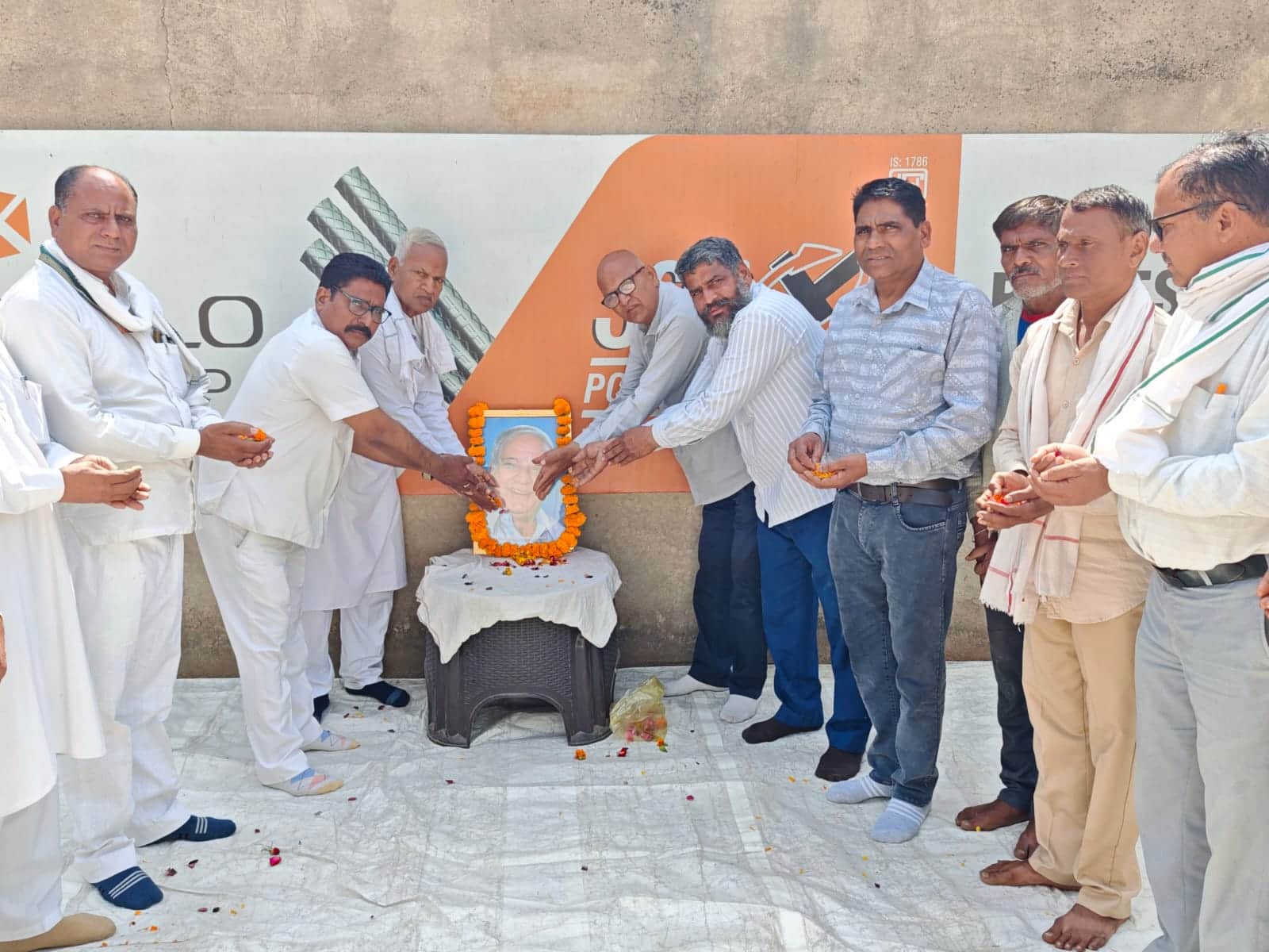 कांशीराम की जयंती के अवसर पर उनकी प्रतिमा पर पुष्प अर्पित करते रमेश ठेकेदार और अनिल फांडान। स्र