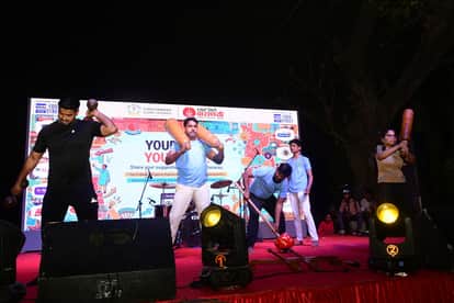 नेहरू पार्क में शुरु हुए बनारसगिरी कार्यक्रम के मंच पर डंबल व कसरत।