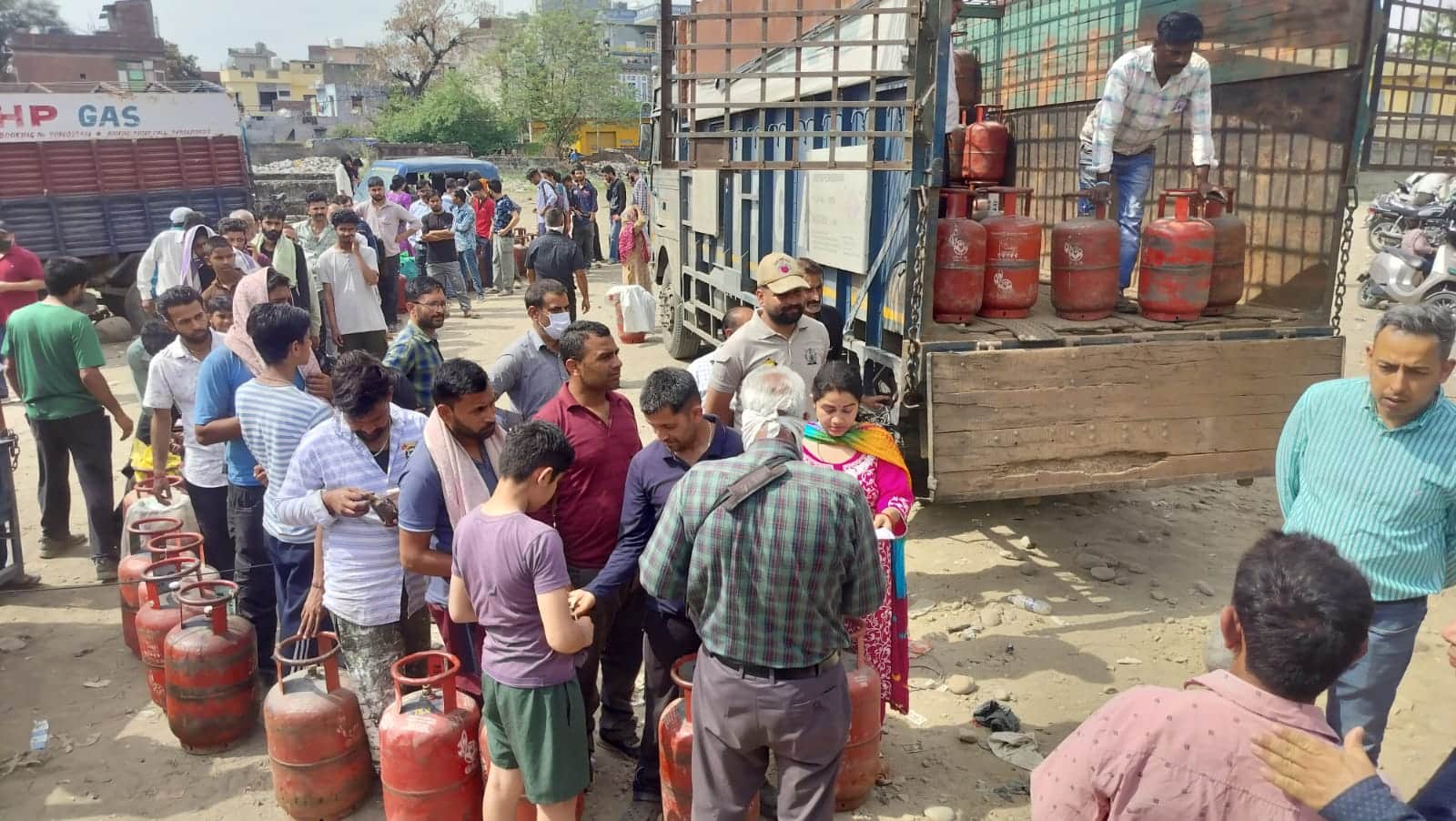कठुआ में रसोई गैस लेने लेने के लिए लगी उपभोक्ताओं की कतार। संवाद