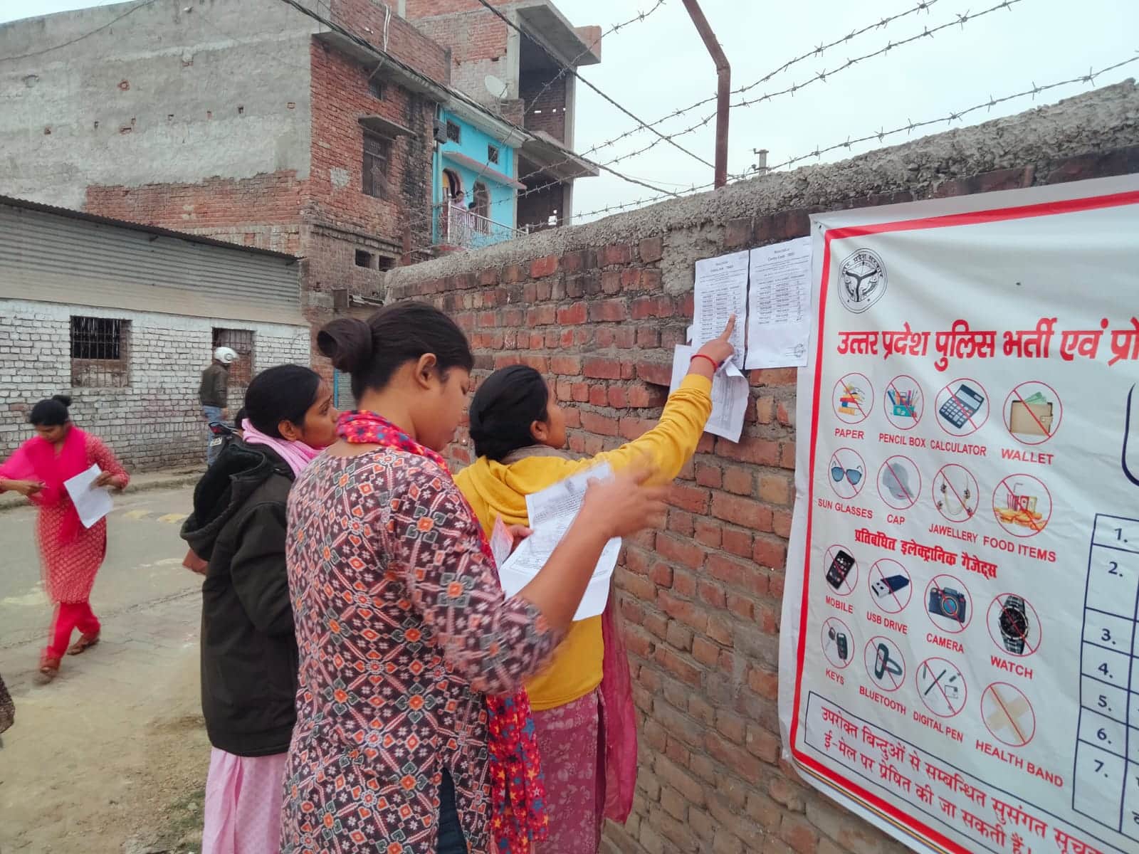 केंद्र के बाहर लगी सूची से नाम का मिलान करती परीक्षार्थी।