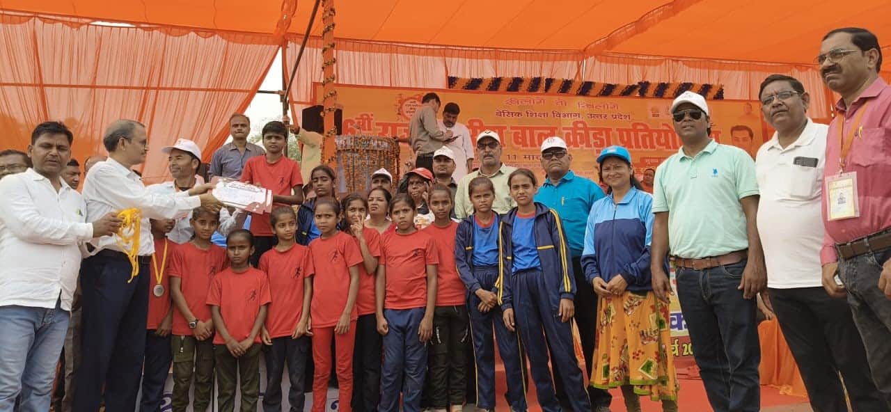 खो-खो खिलाड़ियों को पुरस्कृत करते अतिथि। स्रोत आयोजक