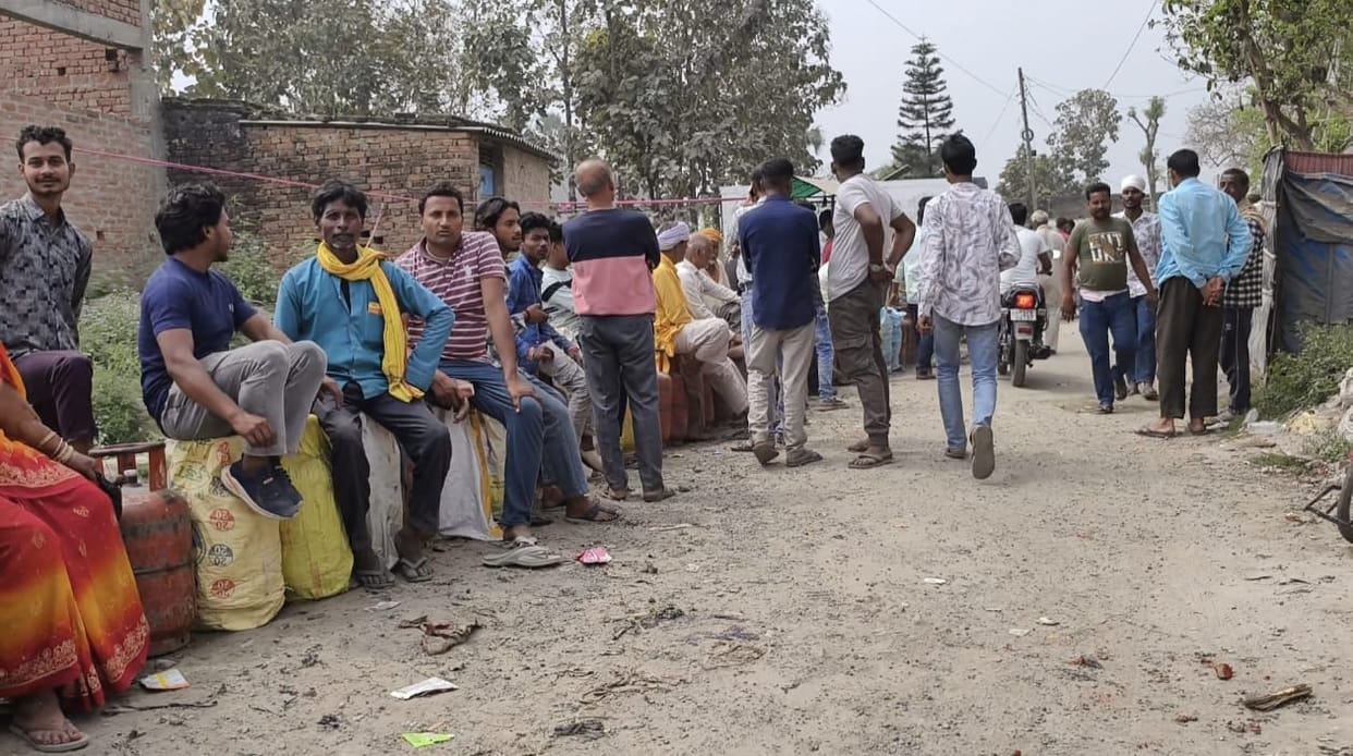 Claims of Ample Gas Stocks... Long Queues at Depots; People Running from Pillar to Post for Cylinders.