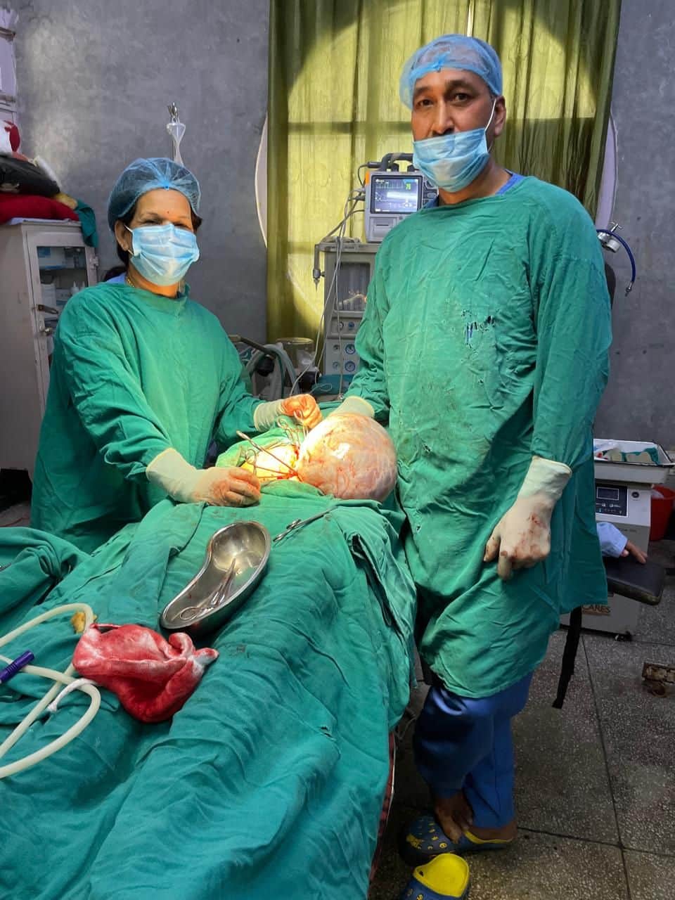 खनेरी अस्पताल के चिकित्सक डॉ. प्रवीण नेगी ने महिला का ऑपरेशन कर निकाली रसौली। स्रोत : जागरूक पा