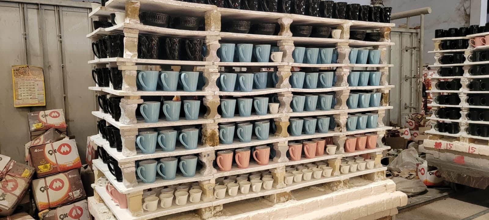 खुर्जा स्थित पॉटरी में भट्टी में पकने के लिए रखे उत्पाद। संवाद