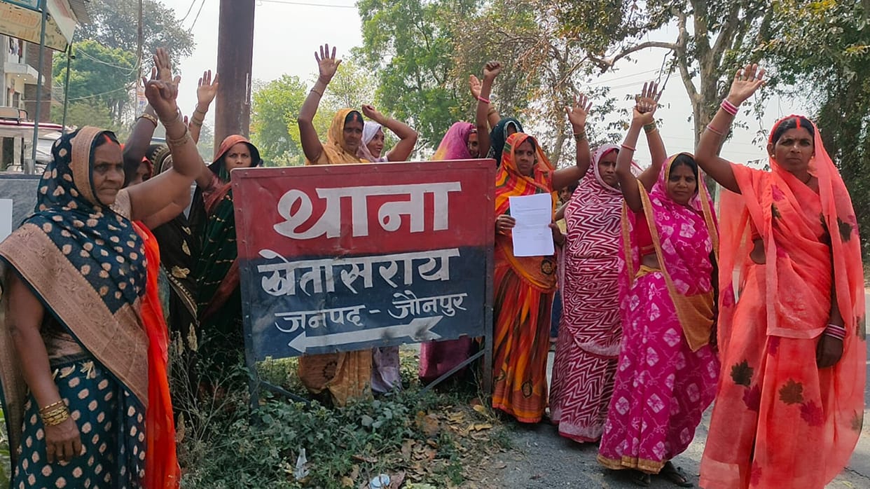 Women protest against illegal sale of liquor, stage protest at police station