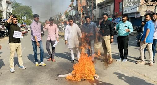 लबीएस चौराहे पर पुलिस भर्ती आयोग के अध्यक्ष का पुतला फूंकते राष्ट्रीय छात्र पंचायत के पदाधिकार