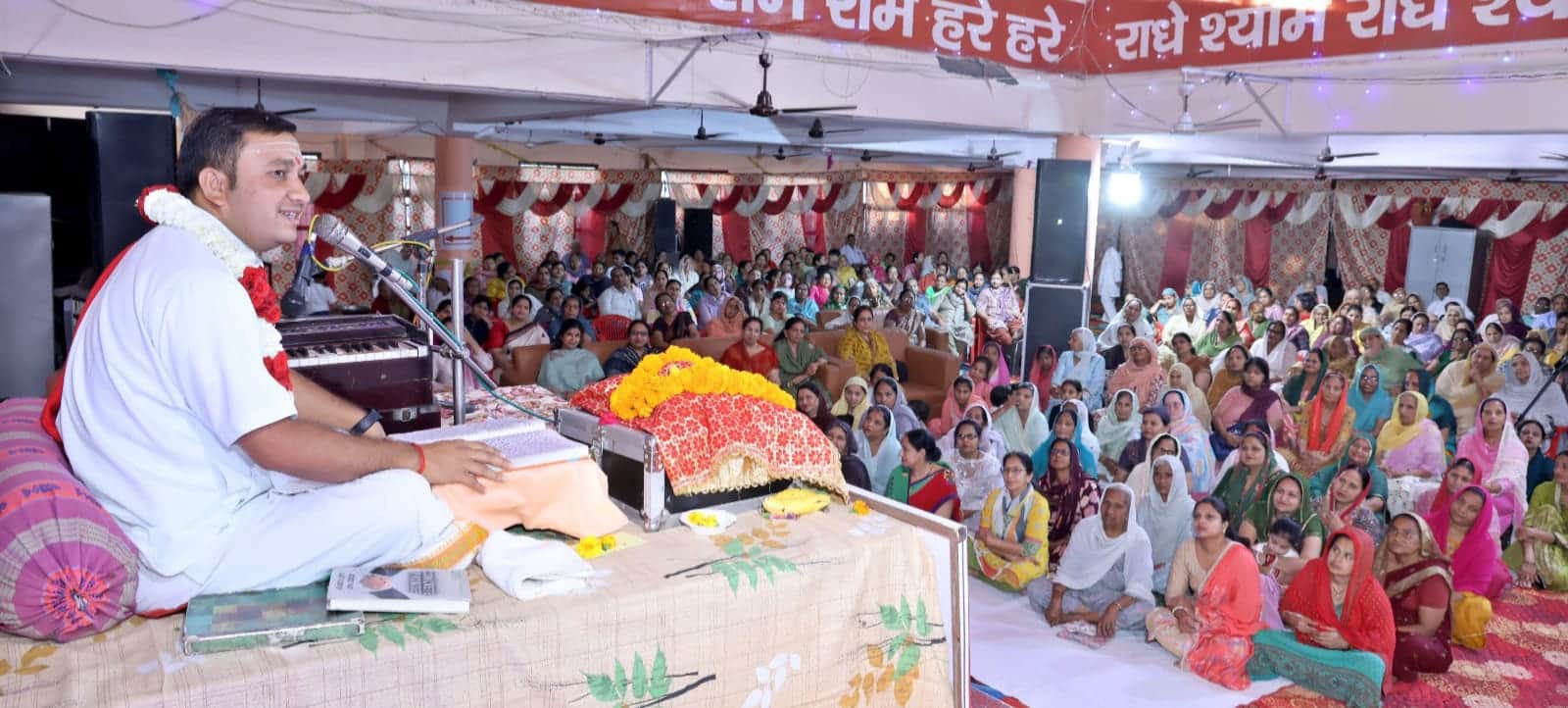 लाडवा। बाबा बंसीवाला वृद्धाश्रम में कथा सुनाते पंडित अनिल पराशर। संवाद