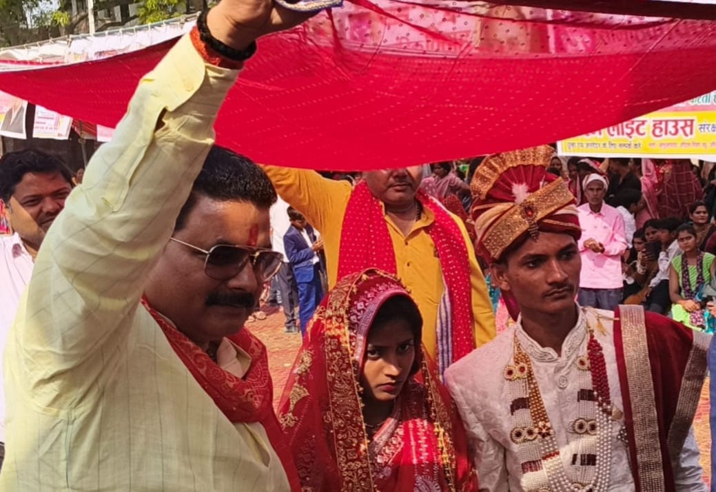 Shehnai resounded in Chaukiya Dham, 18 couples married each other