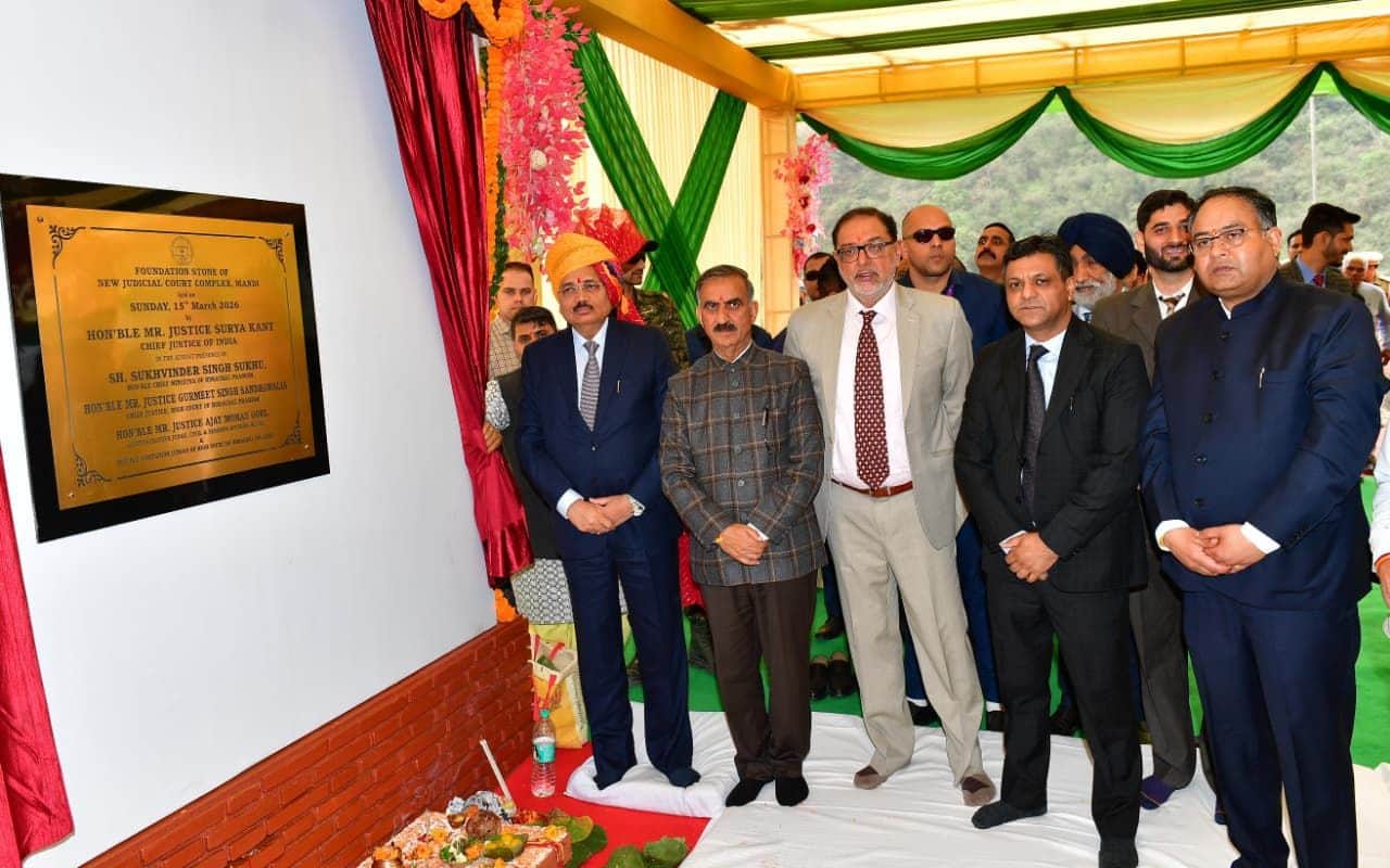मंडी के कांगणीधार में बनने वाले न्यायिक परिसर का सीएम सुक्खू की मौजूदगी में शिलान्यास करते हुए