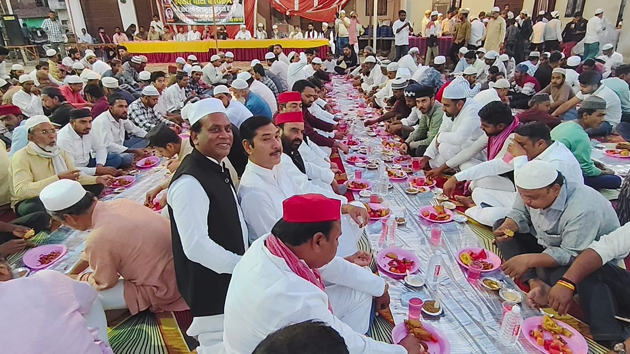Roza Iftar gives the message of mutual love and brotherhood.
