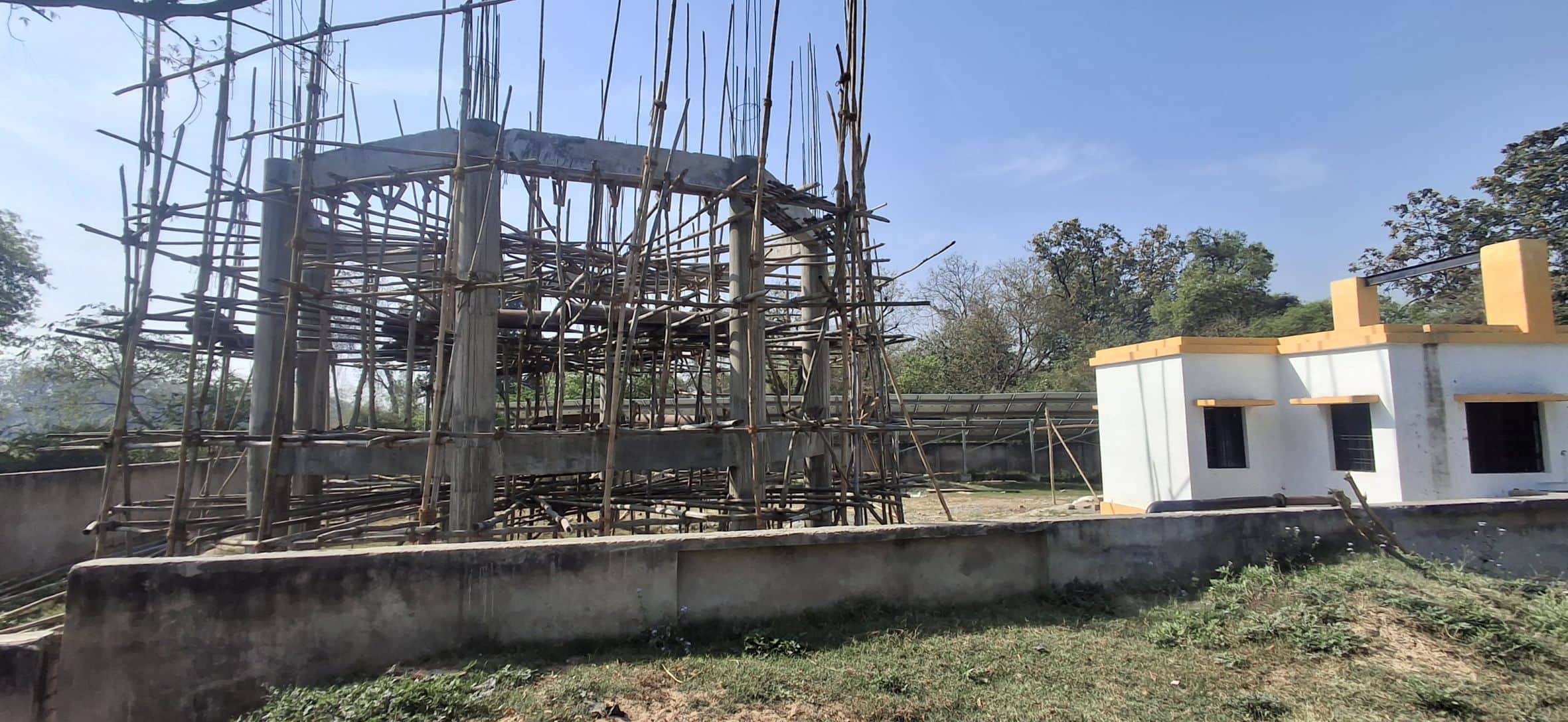  महराजगंज क्षेत्र के अलीपुर में जल जीवन मिशन के तहत अधूरी पड़ी निर्माणाधीन पानी की टंकी। 