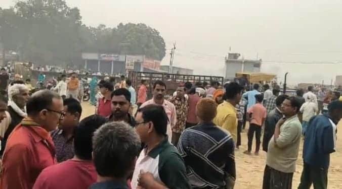 मेंहदावल में एक गैस एजेंसी पर लगी उपभोक्ताओं की भीड़। संवाद