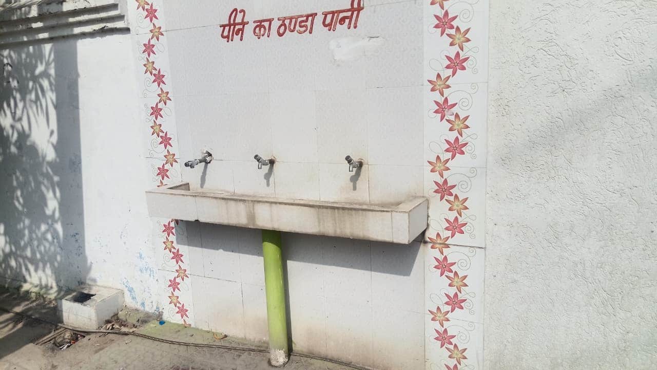 मेहूवाला मोड पर बनाई गई प्याऊ जिसमें डाला गया ट्यूबवेल का पानी। संवाद