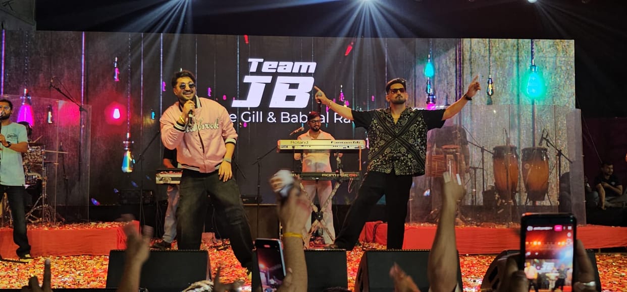 The magic of Jassi Gill and Babbal Rai, the youth danced to Punjabi songs.