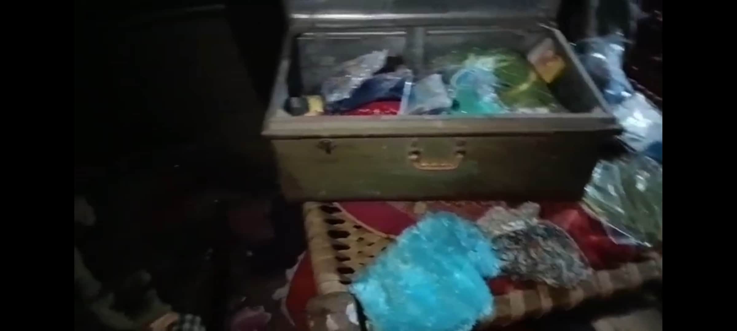 मालती देवी के घर में जमीन खोद कर निकाला गया आभूषण और खुला पड़ा बक्सा, संवाद