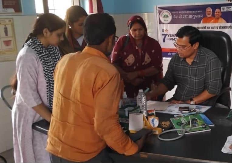 मसकनवा पीएचसी में मरीजों का इलाज करते सीएचसी अधीक्षक डॉ. अमित कुमार। - संवाद