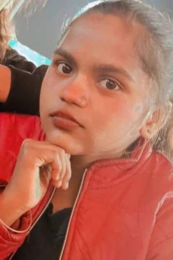 Three friends returning home from school were crushed by a Bolero, one died.
