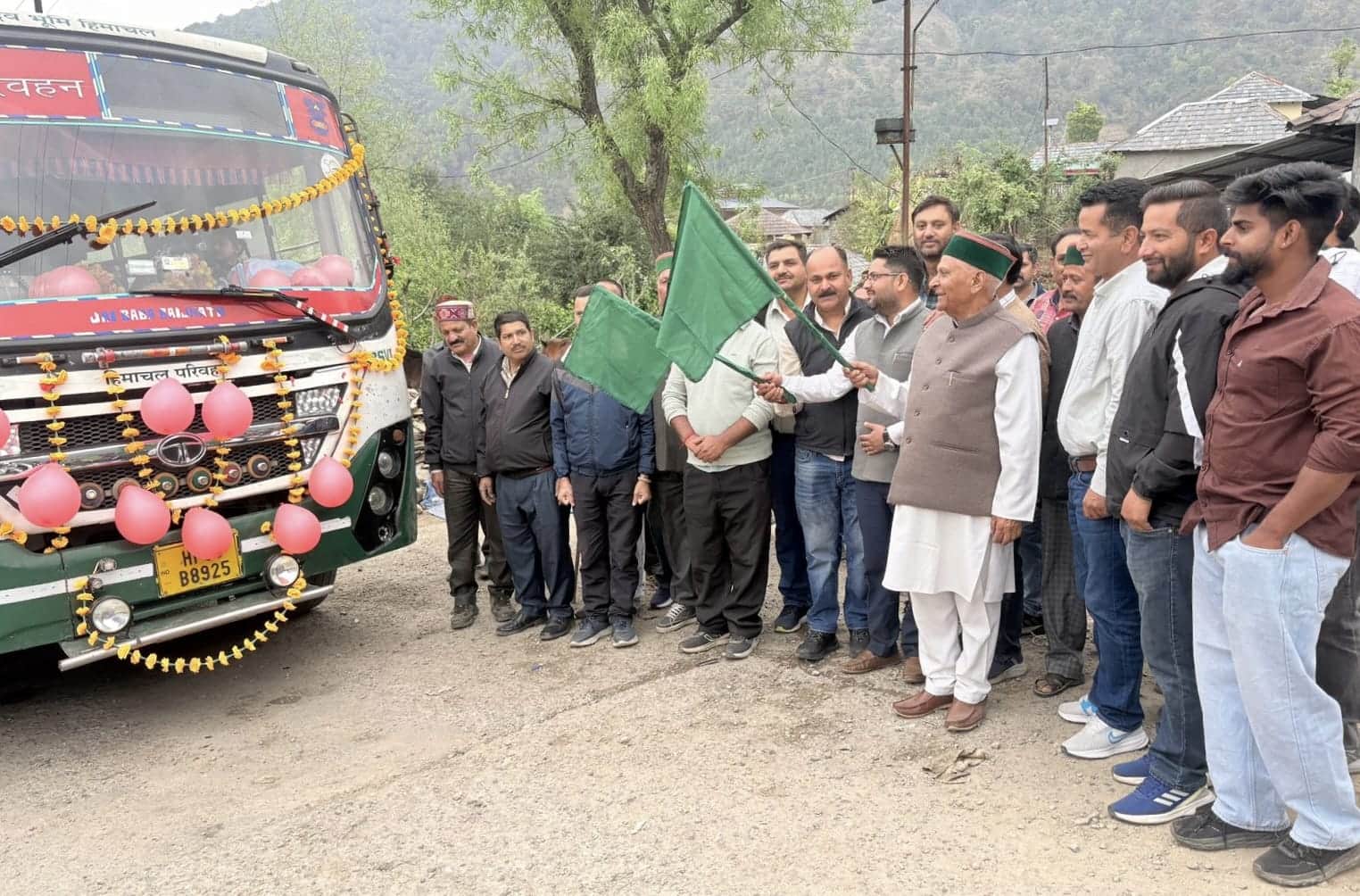 मढ़ेड से दुर्गा माता मंदिर के लिए बस सेवा की हरी झंडी देते किशोरी लाल। -स्रोत : जागरूक पाठक