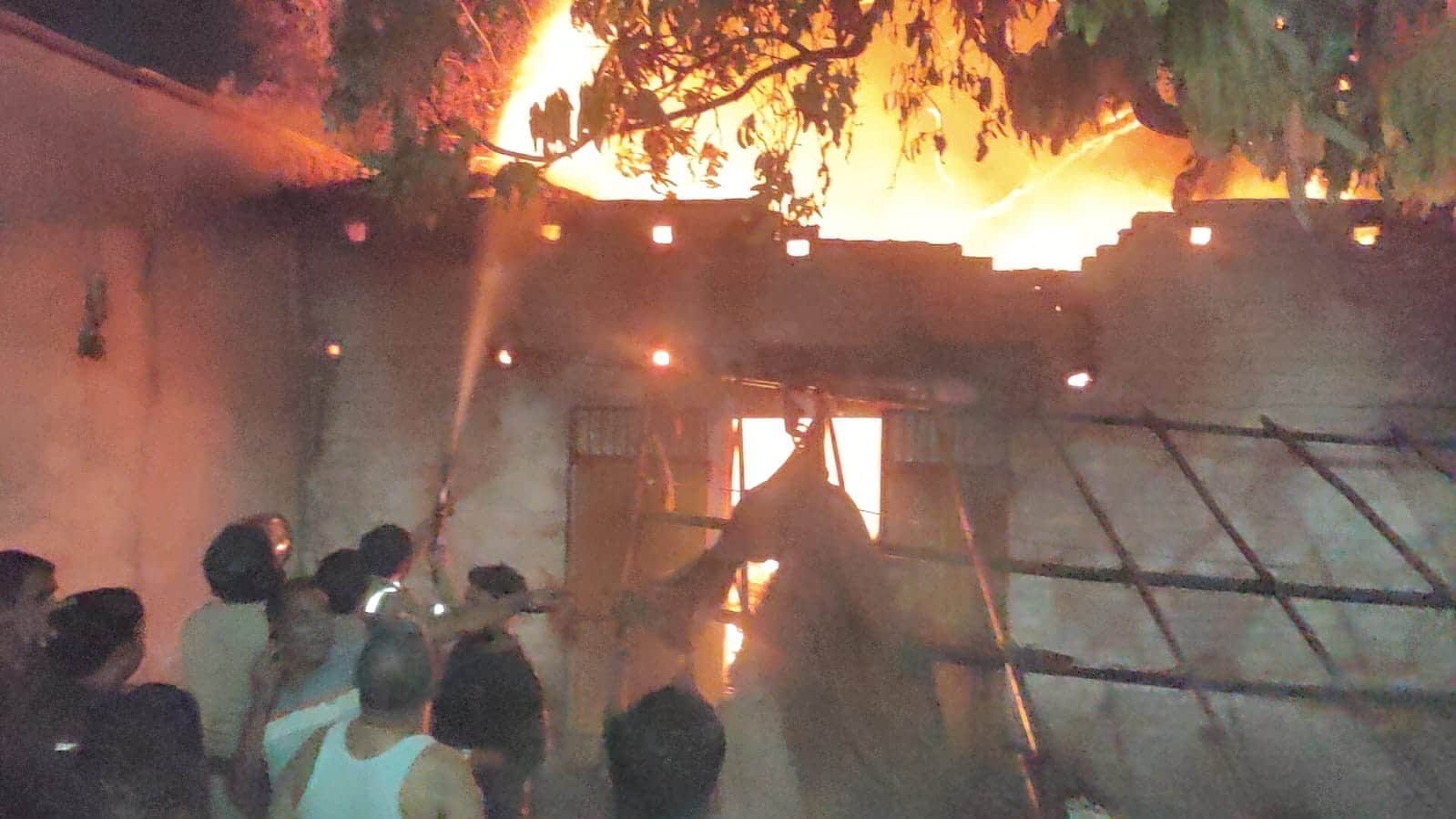 नगर के सहादतपुरा स्थित एक टेंट हाउस के गोदाम में आग लगने के बाद उसे बुझाने का प्रयास करते अग्