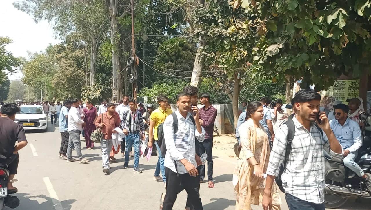 नगर के टीडी कालेज में पुलिस भर्ती परीक्षा छूटने के बाद अपने गंतव्य को जाते परीक्षार्थी।संवाद