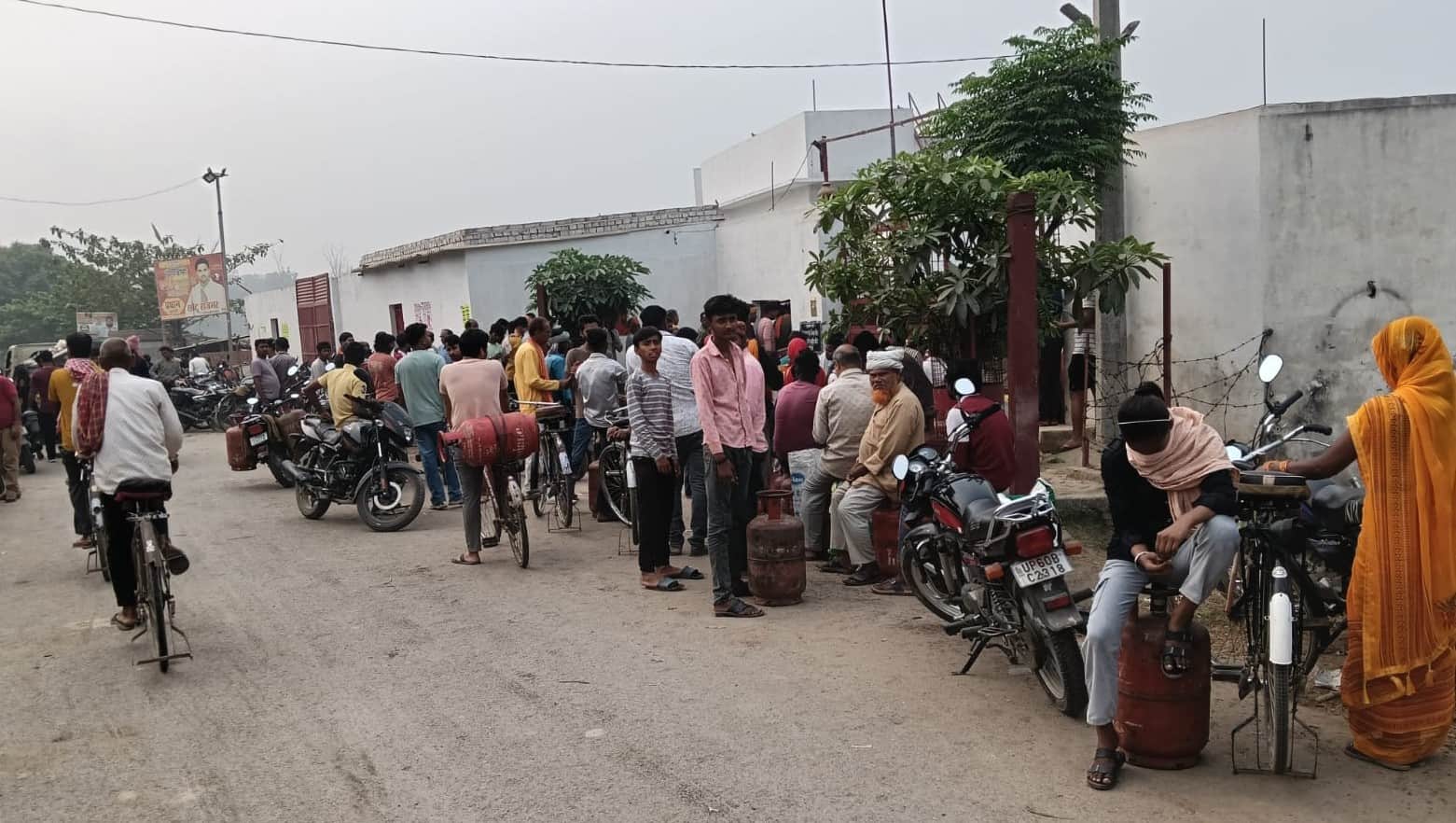 नगरा कस्बा स्थित गैस एजेंसी पर उपभोक्ताओं की लगी कतार।संवाद