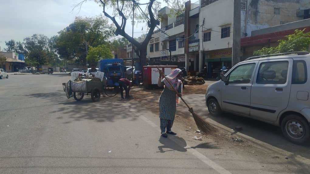 नई अनाज मंडी में सफाई अभियान के दौरान सफाई करते कर्मचारी।