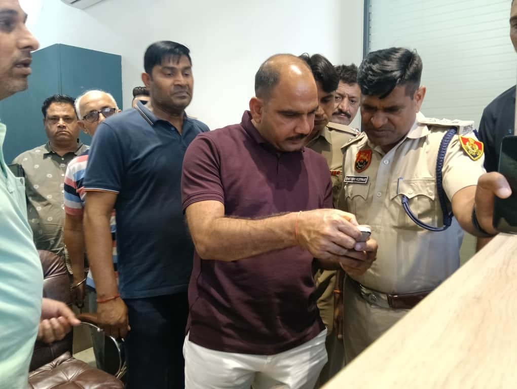 ऑफिस में घटना की जानकारी लेते डीएसपी सतीश वत्स। संवाद