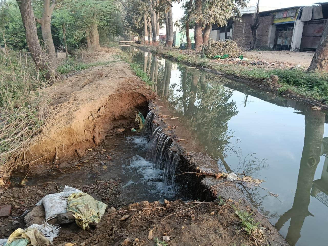 ओवरफ्लो होकर माइनर से निकलता पानी। 