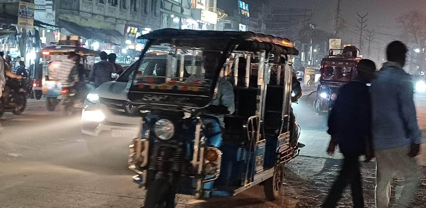 पीडीडीयू नगर में लाइट बंद करके चलते ई रिक्शा चालक। संवाद