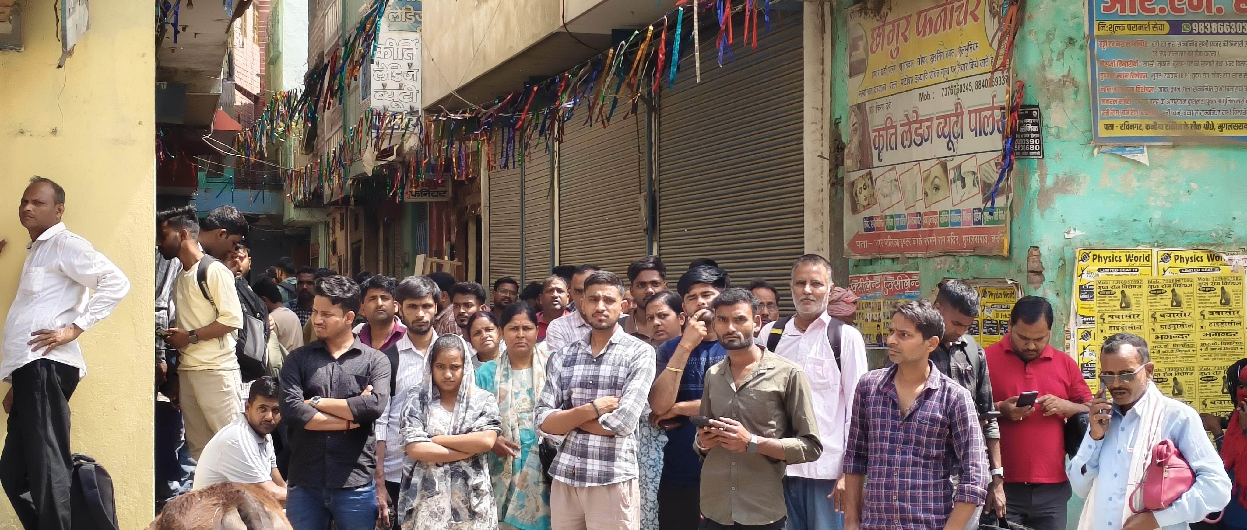 पीडीडीयू नगर पालिका इंटर कॉलेज के बाहर बंद पड़ी फोटो स्टेट की दुकानें व परीक्षार्थियों का इंतज