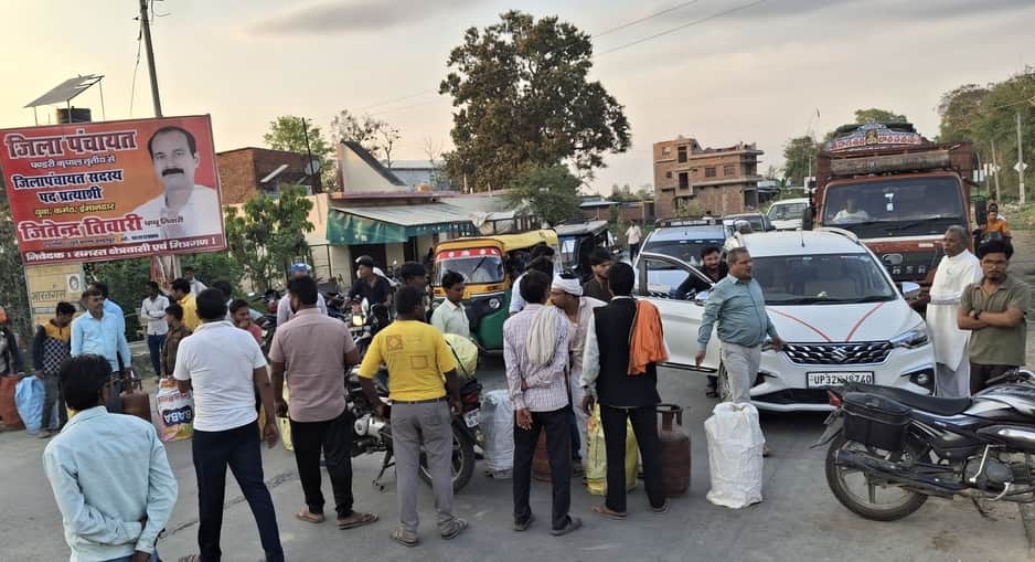 पंडरी कृपाल के पास सड़क जाम कर हंगामा करते उपभोक्ता। स्रोत: उपभोक्ता