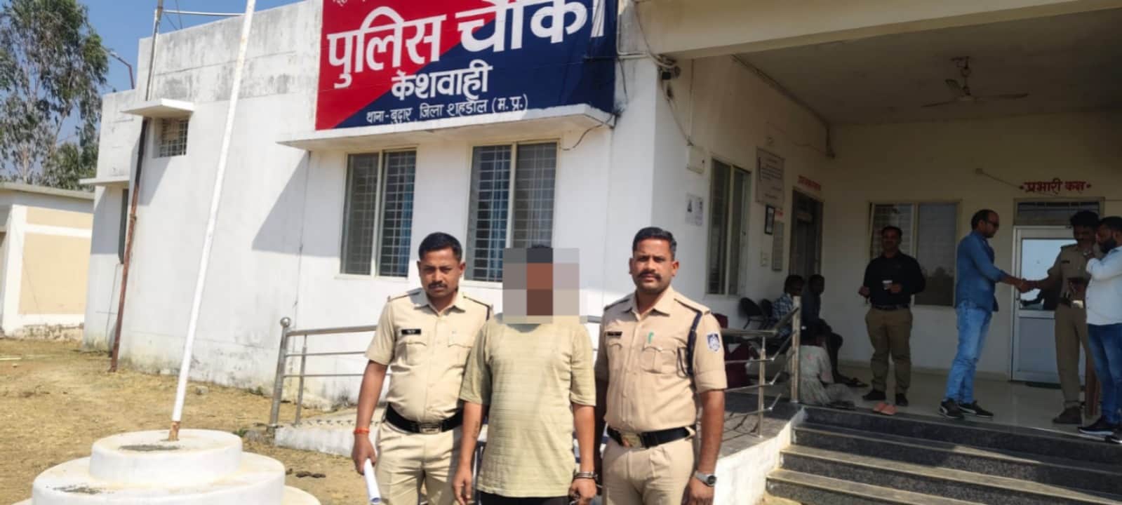पुलिस गिरफ्त में आरोपी।