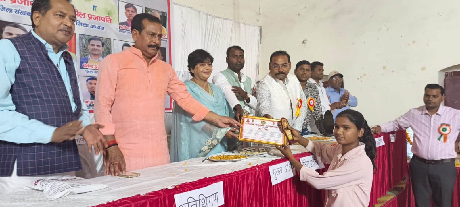 प्रजापति समाज की मेधावी छात्रा को सम्मानित करते हुए शहर विधायक योगेश वर्मा। स्रोत आयोजक