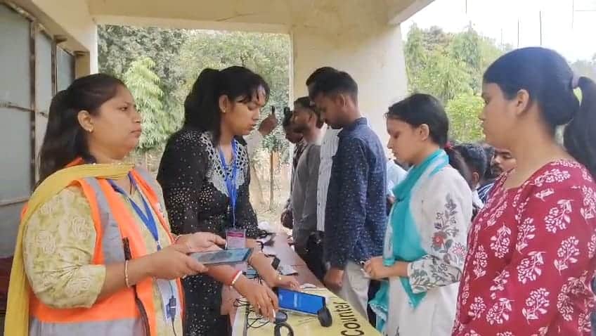 परीक्षा केंद्र राजकीय पॉलिटेक्निक कॉलेज में छात्राओं की हो रही बायोमेट्रिक। संवाद