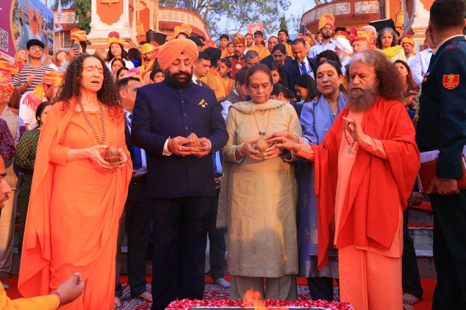 परमार्थ निकेतन गंगा घाट पर पूजा अर्चना करते  राज्यपाल ले.से.ज. गुरमीत सिंह।स्रोत-परमार्थ