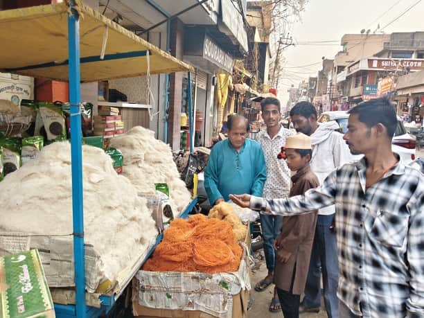 रॉबर्ट्सगंज में ईद की तैयारी को लेकर सेवई की खरीदारी करते लोग। संवाद