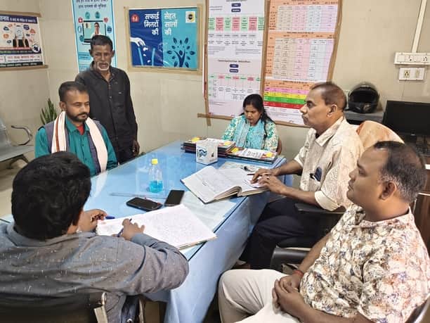 रॉबर्ट्सगंज नगरीय प्राथमिक स्वास्थ्य केंद्र में मुख्यमंत्री जन आरोग्य मेला में उपचार करते चिकित