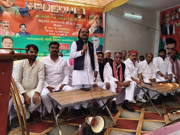 रॉबर्ट्सगंज समाजवादी पार्टी जिला कार्यालय में कांशीराम की जयंती पर संगोष्ठी को संबोधित करते सा