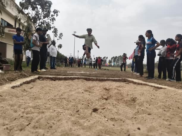 रॉबर्ट्सगंज तियरा विशिष्ट स्पोर्ट्स स्टेडियम में खेलकूद प्रतियोगिता में लंबीकूद लगाती प्रतिभाग