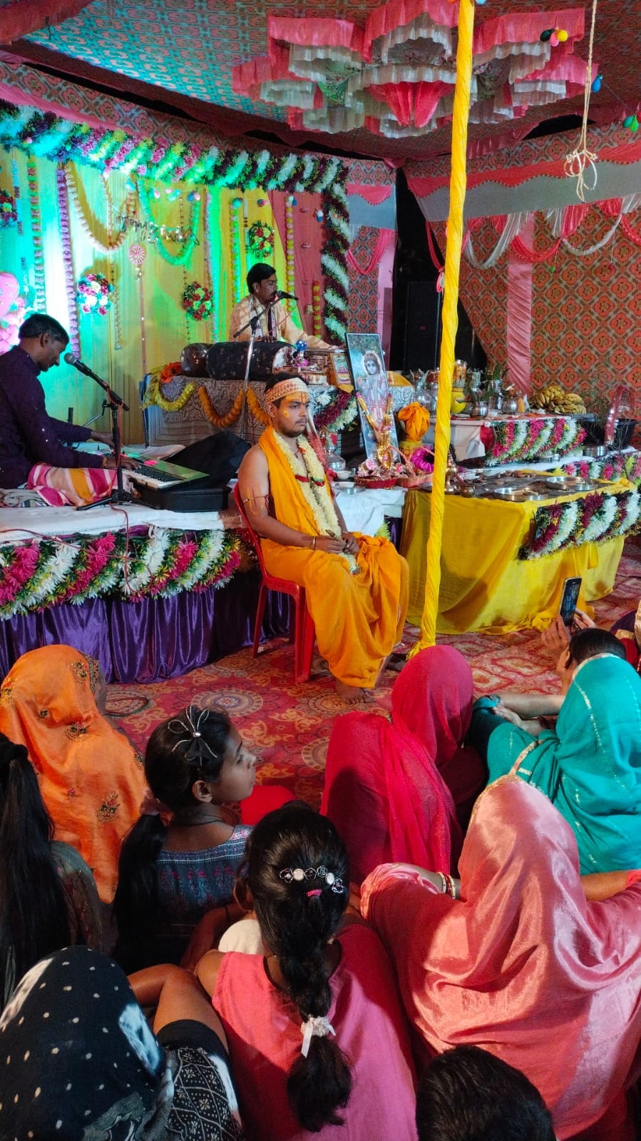 The devotees were moved after listening to the emotional description of Sudama's character.