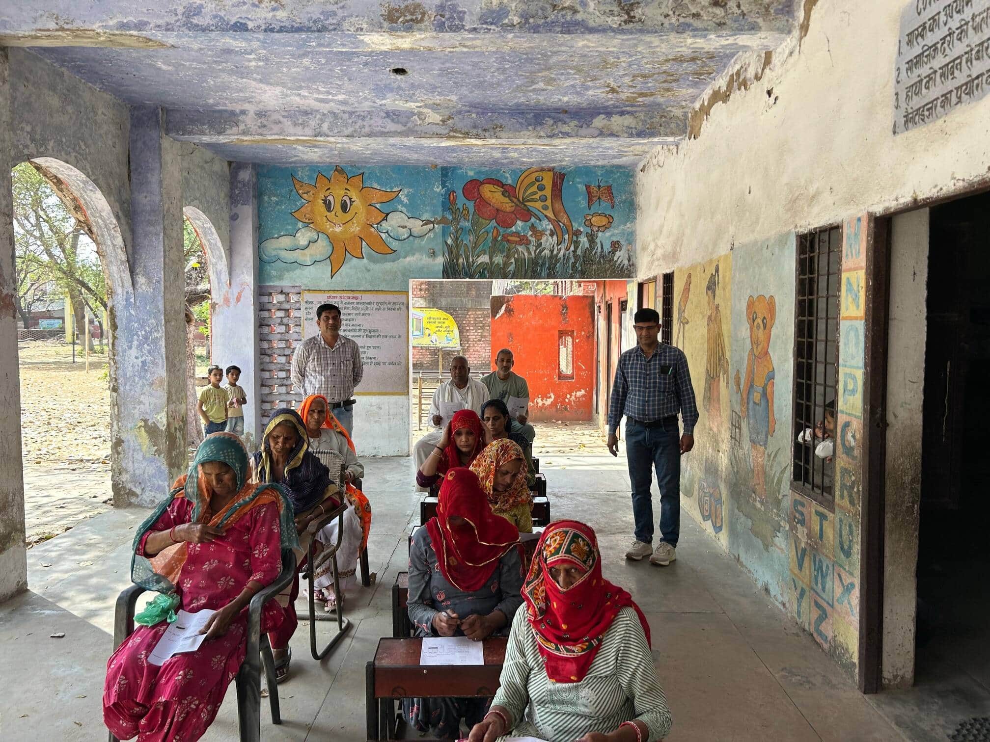 राजकीय माध्यमिक विद्यालय में उल्लास कार्यक्रम के तहत परीक्षा देते हुए परीक्षार्थी। संवाद