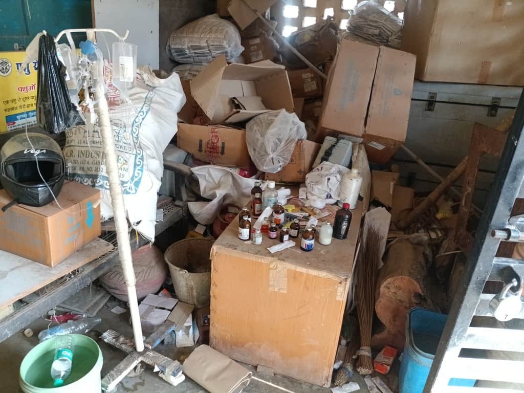 राजकीय पशु चिकित्सालय सिराथू में जमीन में पड़ी दवाएं संवाद