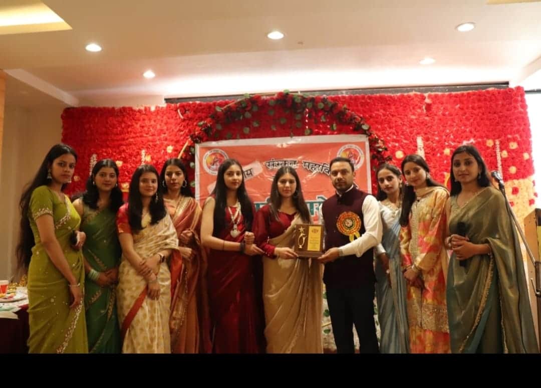 राजकीय संस्कृत महाविद्यालय चंबा के विदाई समारोह में विद्यार्थियों को सम्मानित करते प्राचार्य। 