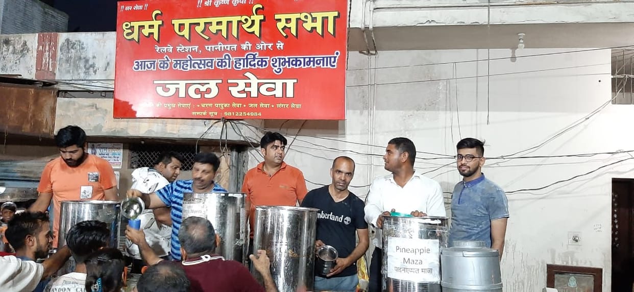 Dharma Parmarth Sabha is providing water to people at the railway station