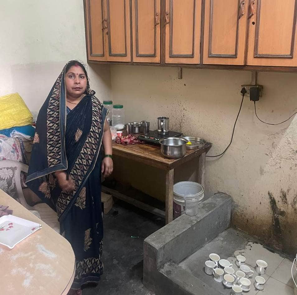 रामनगर औद्योगिक क्षेत्र स्थित किचन में इंडक्शन चूल्हा पर चाय बनाती महिला। स्रोत:-जागरूक पाठक