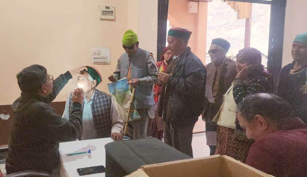 रामपुर के सत्यनारायण मंदिर में आंखों के ऑपरेशन करवा चुके लोगों की हुई जांच। संवाद