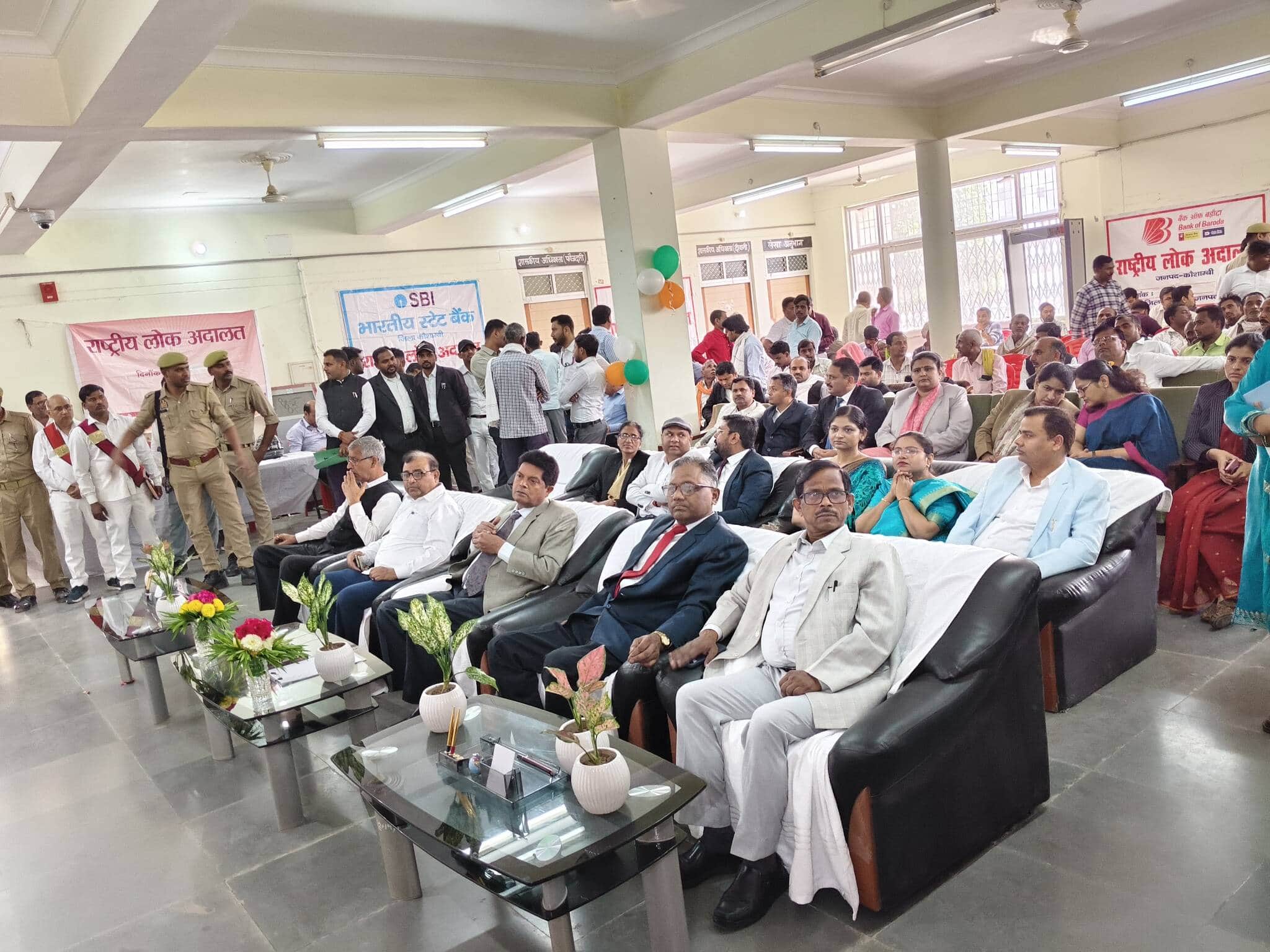 राष्ट्रीय लोक अदालत के दौरान मौजूद अधिकारी व अन्य लोग। स्रोत- प्रशासन