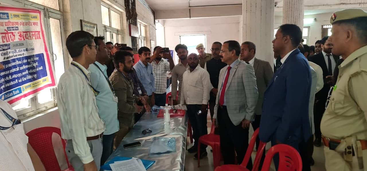 राष्ट्रीय लोक अदालत में अधिकारियों से जानकारी लेते जिला जज-स्रोत न्यायालय