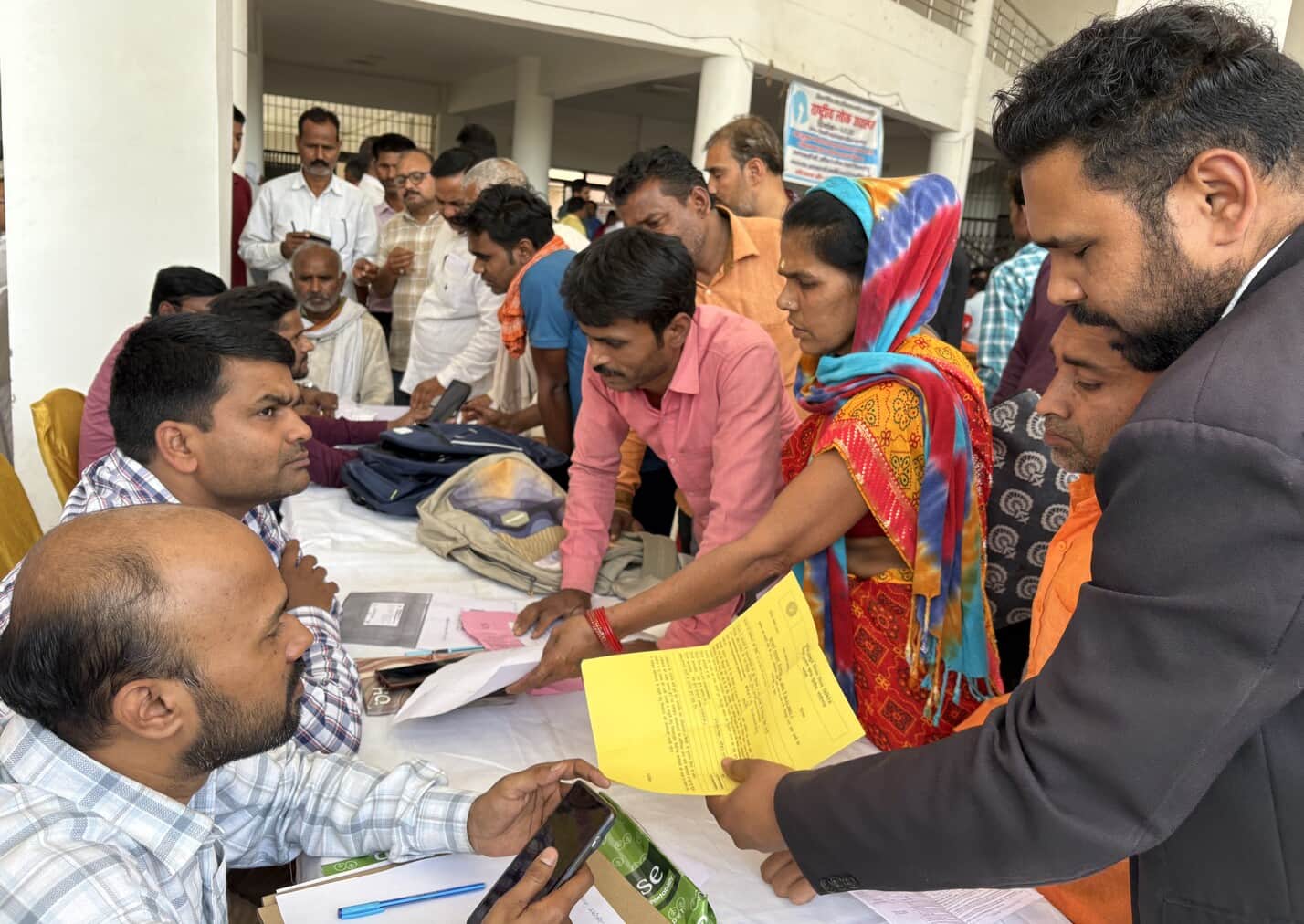 राष्ट्रीय लोक अदालत में मामलों के निस्तारण के लिए लगी भीड़। संवाद