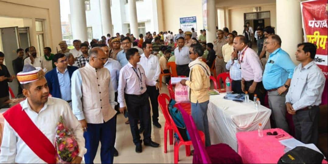 राष्ट्रीय लोक अदालत में विभिन्न विभागों के स्टॉल का निरीक्षण करते जिला जज राकेश धर दुबे। स्रोत